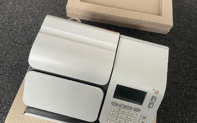 Calage sur mesure en carton pour une machine à affranchir