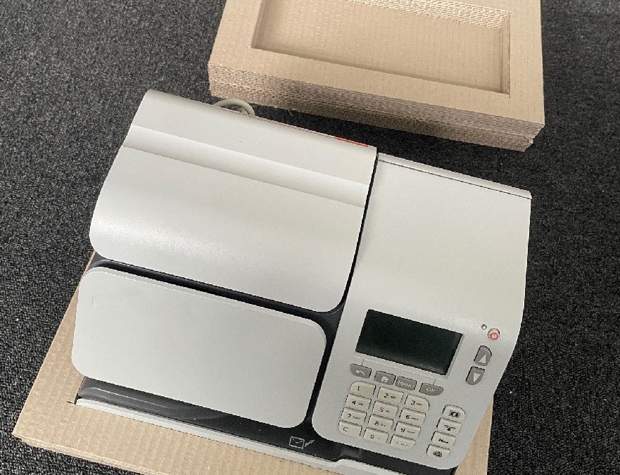 Calage sur mesure en carton pour une machine à affranchir